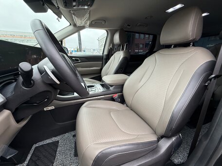 2026 Kia Carnival IV Рестайлинг, серый, 6640000 рублей, вид 4