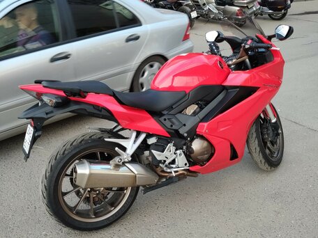 2017 Honda VFR 800, красный, 950000 рублей, вид 2