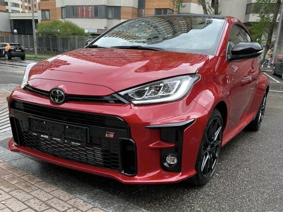 2020 Toyota Yaris IV, белый - вид 2