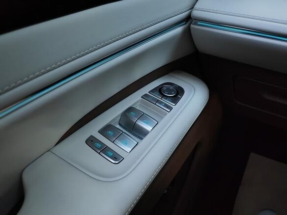 2025 BYD Xia (M9) 20.39 kWh, чёрный, 4050000 рублей - вид 34
