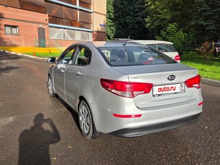 2016 Kia Rio III Рестайлинг, серебристый, 1300000 рублей, вид 4