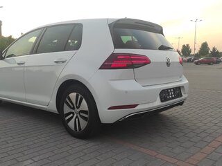 2017 Volkswagen e-Golf VII Рестайлинг, белый, 1900000 рублей, вид 4