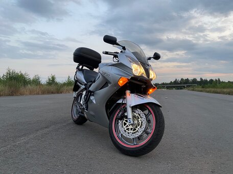 2005 Honda VFR 800, серебристый, 545000 рублей, вид 1