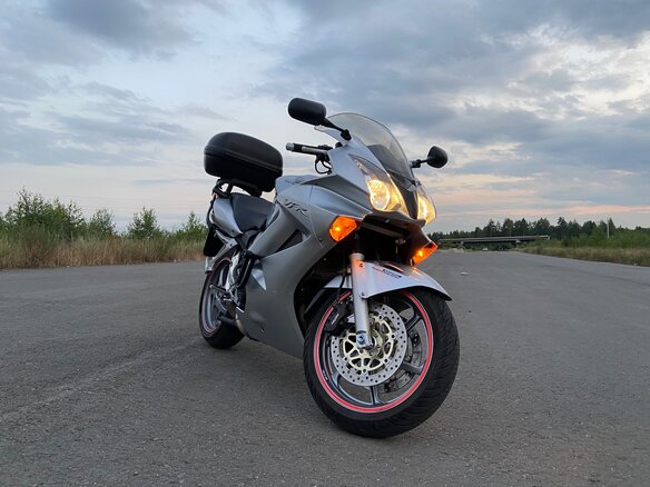 2005 Honda VFR 800, серебристый, 545000 рублей