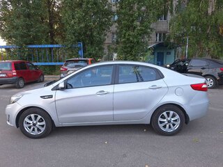 2013 Kia Rio III, серебристый, 900000 рублей, вид 4