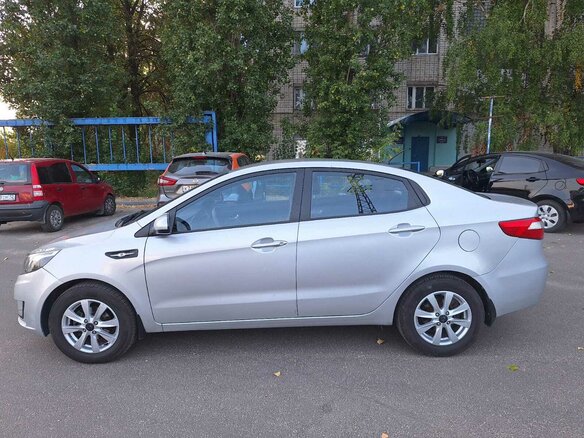2013 Kia Rio III, серебристый, 900000 рублей - вид 3