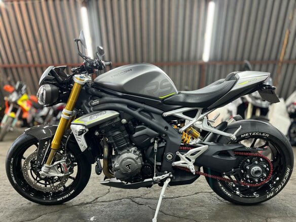 2021 Triumph Speed Triple, серый, 1520000 рублей - вид 3