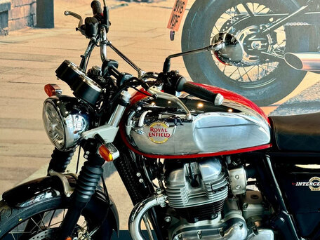 2026 Royal Enfield Interceptor 650, красный, 708000 рублей, вид 3