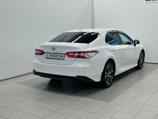2018 Toyota Camry VIII (XV70), белый, 2030000 рублей, вид 3