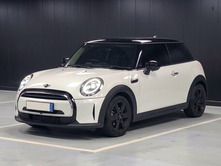 2023 Mini Hatch Cooper III (F55/F56) Рестайлинг 2, белый, 1985000 рублей, вид 3