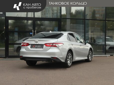 2021 Toyota Camry VIII (XV70) Рестайлинг, серебристый, 2990000 рублей, вид 3
