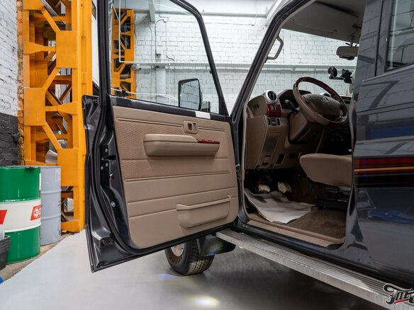 2019 Toyota Land Cruiser 76 70 Series Рестайлинг 1, серый - вид 16