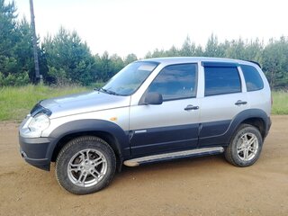 2010 Chevrolet Niva I Рестайлинг, серебристый, 400500 рублей, вид 3