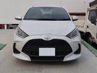 2022 Toyota Yaris IV, белый, 999000 рублей, вид 3