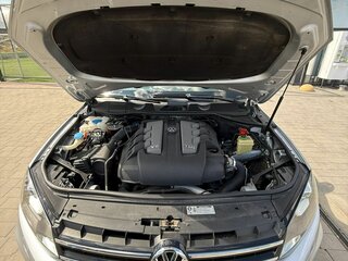 2013 Volkswagen Touareg II, серый, 2470000 рублей, вид 2