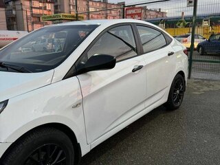 2015 Hyundai Solaris I Рестайлинг, белый, 600000 рублей, вид 3