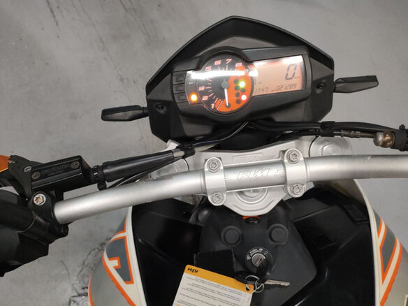 2014 KTM 690 Duke, белый - вид 4