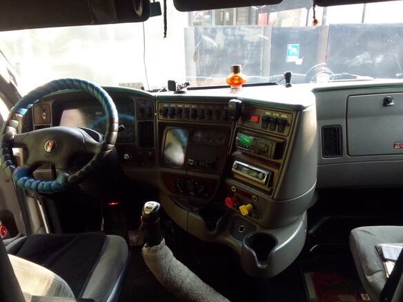 2004 Kenworth T2000, белый, 2200000 рублей - вид 4