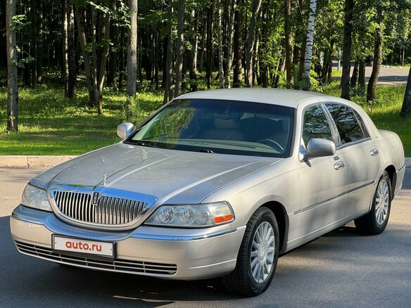 2004 Lincoln Town Car III Рестайлинг, серебристый, 2800000 рублей - вид 1
