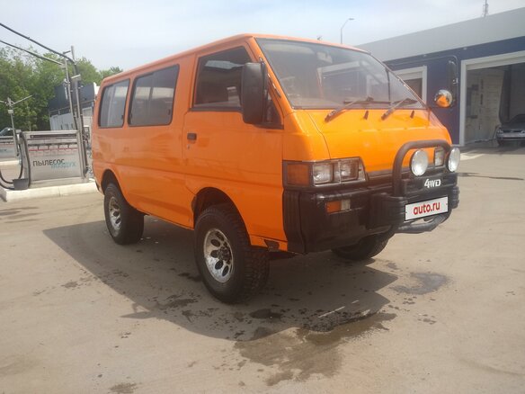 1989 Mitsubishi Delica III, оранжевый - вид 3