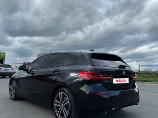 2020 BMW 1 серии 118d III (F40), чёрный, 2200000 рублей, вид 5
