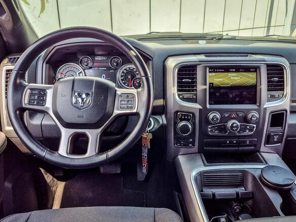 2023 Ram 1500 Quad Cab V, чёрный - вид 8
