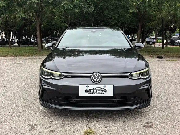 2022 Volkswagen Golf VIII, чёрный, 1710000 рублей - вид 1