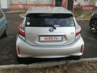 2017 Toyota Aqua I Рестайлинг 2, серебристый, 1090000 рублей, вид 4