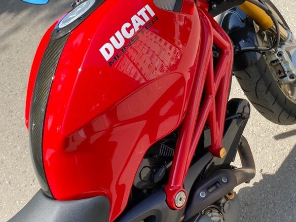 2010 Ducati Monster 1100, красный - вид 3