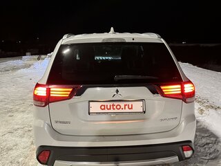 2017 Mitsubishi Outlander III Рестайлинг 2, белый, 1950000 рублей, вид 3