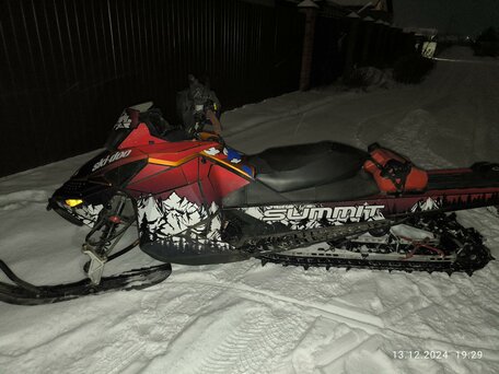 2009 BRP Ski-Doo Summit 800, красный, 600000 рублей, вид 3