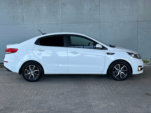 2017 Kia Rio III Рестайлинг, белый - вид 3