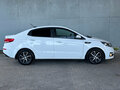 2017 Kia Rio III Рестайлинг, белый - вид 3