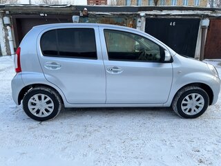 2014 Toyota Passo II (C30), серебристый, 815000 рублей, вид 3