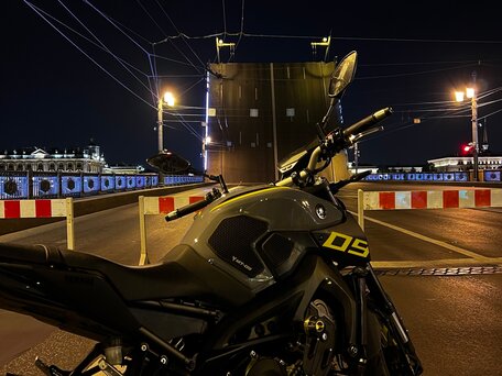 2016 Yamaha MT-09 (FZ-09), серый, 599000 рублей, вид 4