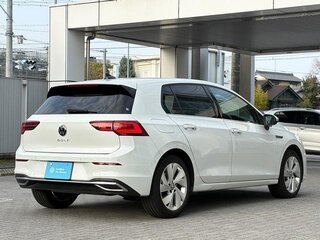 2023 Volkswagen Golf VIII, белый, 1934700 рублей, вид 3
