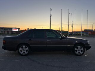 1992 Mercedes-Benz W124 230 4-speed, фиолетовый, 375000 рублей, вид 3