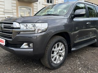 2018 Toyota Land Cruiser 200 Series Рестайлинг 2, серый, 7350000 рублей, вид 3