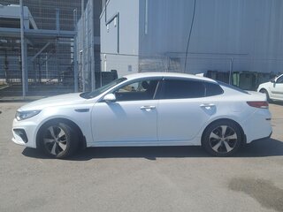 2020 Kia Optima IV Рестайлинг, белый, 1750000 рублей, вид 4