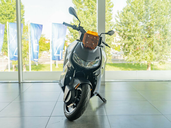 2023 BMW CE 04, серебристый, 1690000 рублей - вид 4