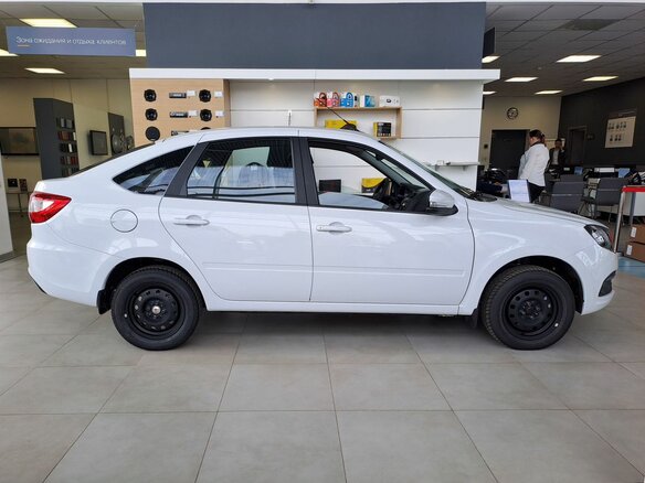 2026 Lada (ВАЗ) Granta I Рестайлинг, белый, 1038900 рублей - вид 5