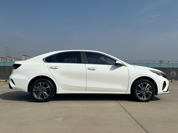 2022 Kia K3 II (China Market) Рестайлинг, белый, 2033000 рублей - вид 5