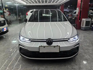 2023 Volkswagen Golf VIII, серебристый, 1650000 рублей, вид 2