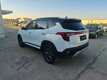 2023 Kia Seltos I Рестайлинг, белый, 1850000 рублей, вид 4