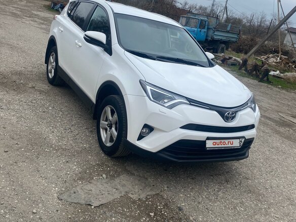 2017 Toyota RAV4 IV (XA40) Рестайлинг, белый, 2400000 рублей