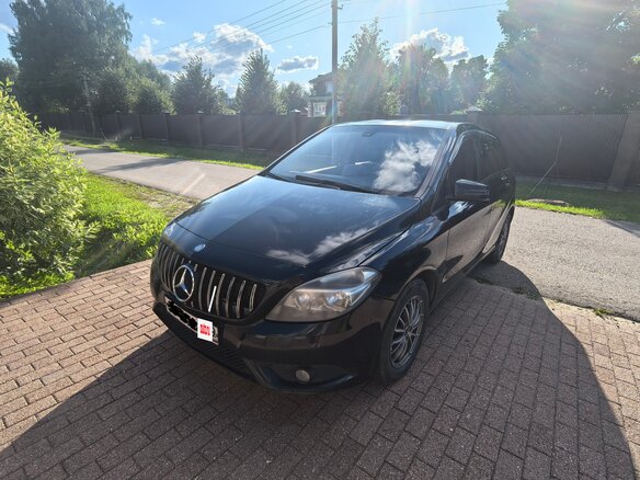2013 Mercedes-Benz B-Класс 180 II (W246), чёрный - вид 1