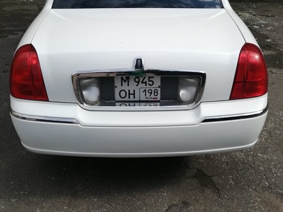 2004 Lincoln Town Car III Рестайлинг, белый, 1550000 рублей - вид 3