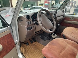 2012 Toyota Land Cruiser 76 70 Series Рестайлинг 1, серебристый, 4600000 рублей, вид 5