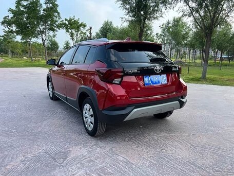 2022 Toyota Yaris L X XP150 Рестайлинг, пурпурный, 945000 рублей, вид 5