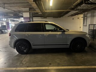 2009 Volkswagen Touareg I Рестайлинг, серый, 2000000 рублей, вид 4